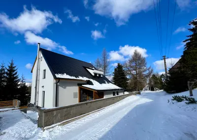 Chalupa Háj 109 — zahrada v létě