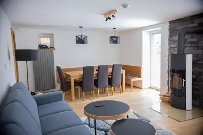 Interiér chalupy — pohled