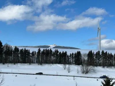 Výhled na Klínovec v zimě — skiareál a krušnohorská krajina
